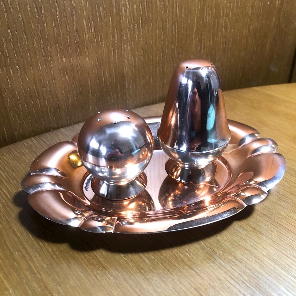 MCM Flemish Two-tone Copper Salt & Pepper Shaker Set With Tray ✨ Vintage 1960’s